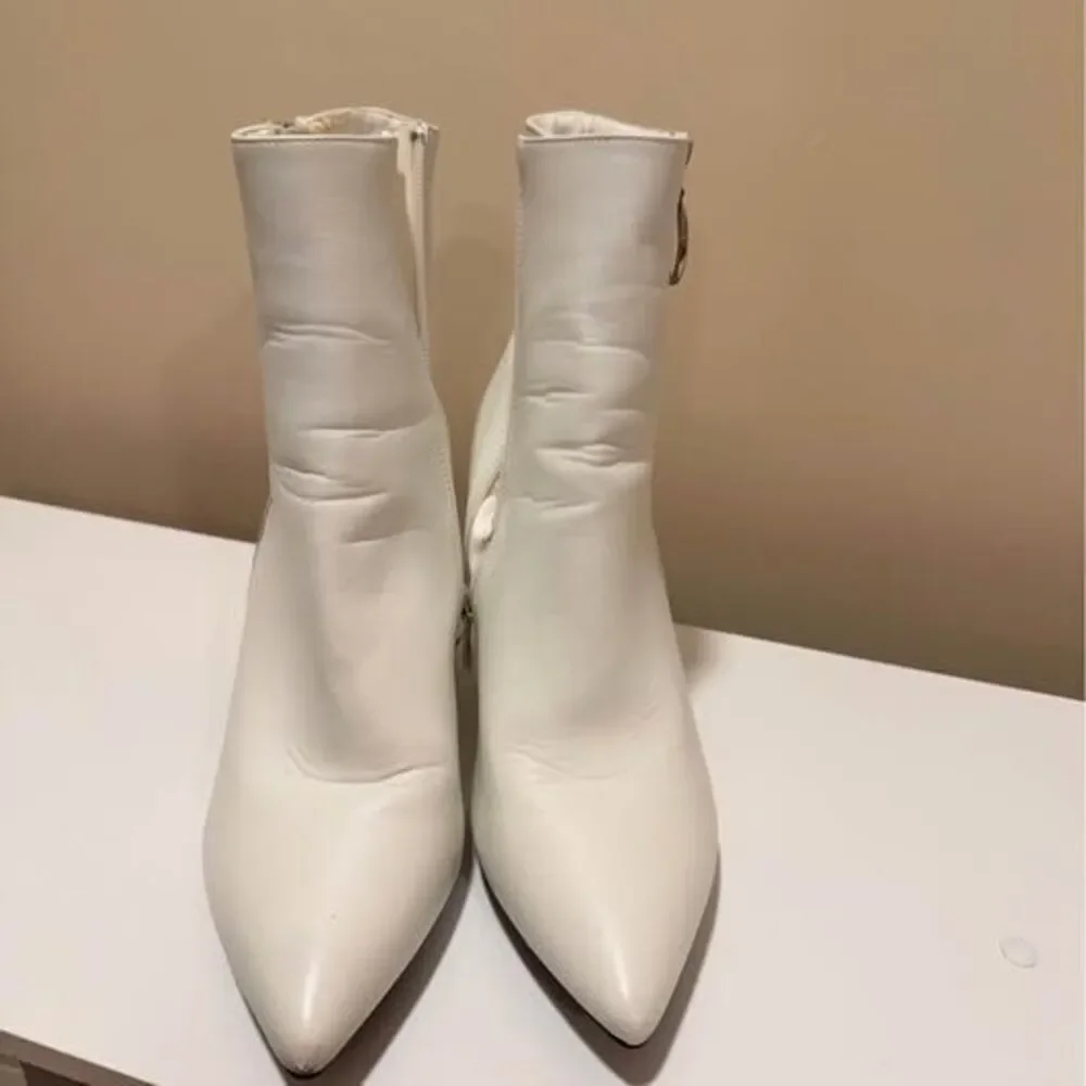 Dream Pairs White Pointed Toe Ankle Boots Size 10